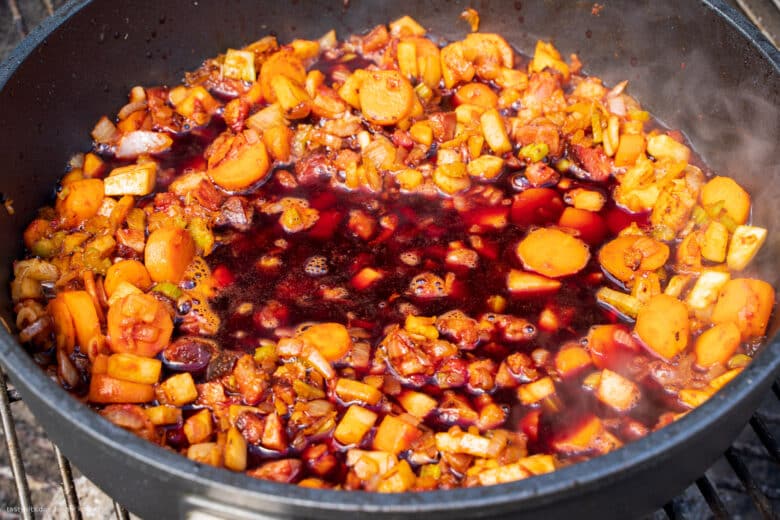 Wildschweingulasch mit Rotwein