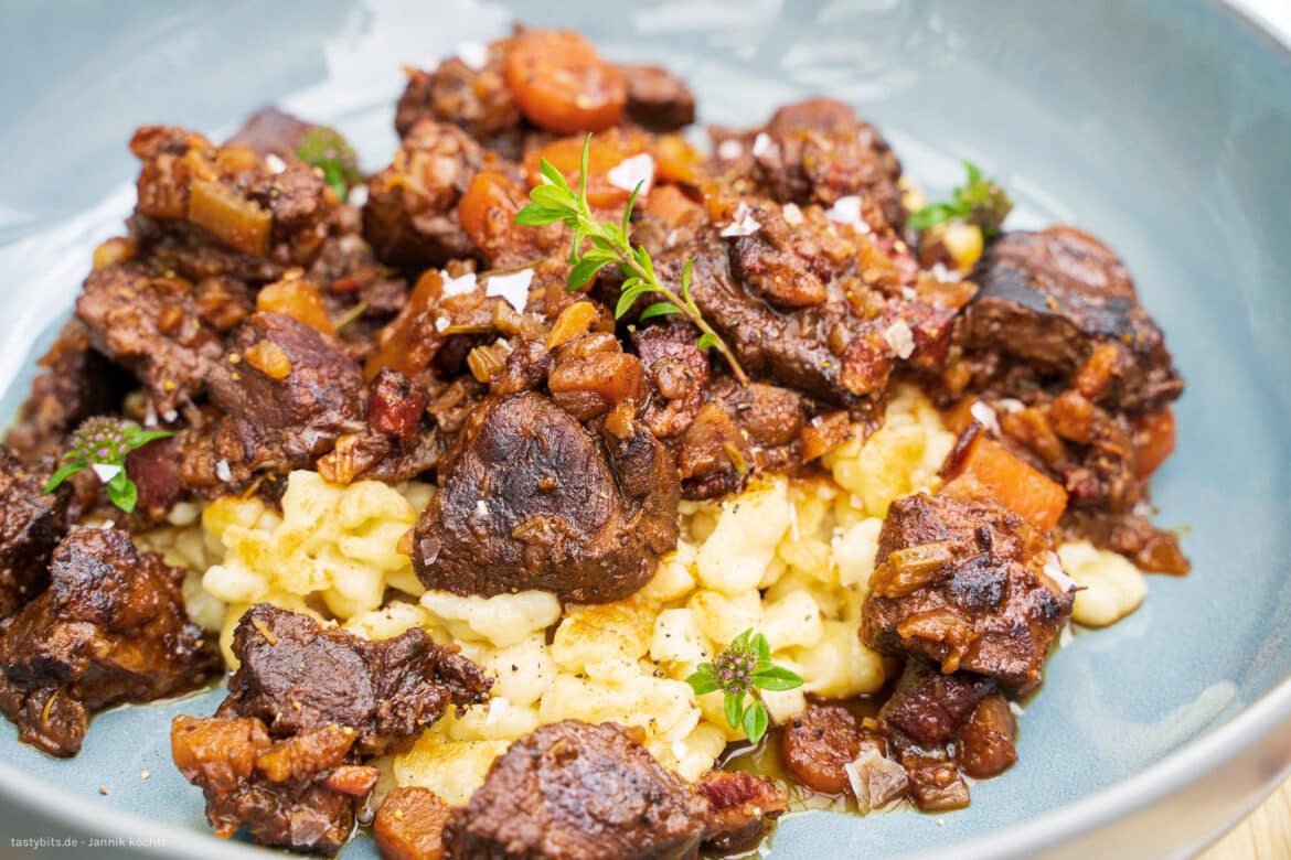 Wildschweingulasch mit Spätzle