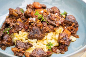 Wildschweingulasch mit Spätzle
