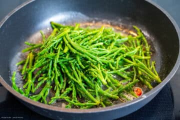 Salicornes in der Pfanne mit Chili anbraten