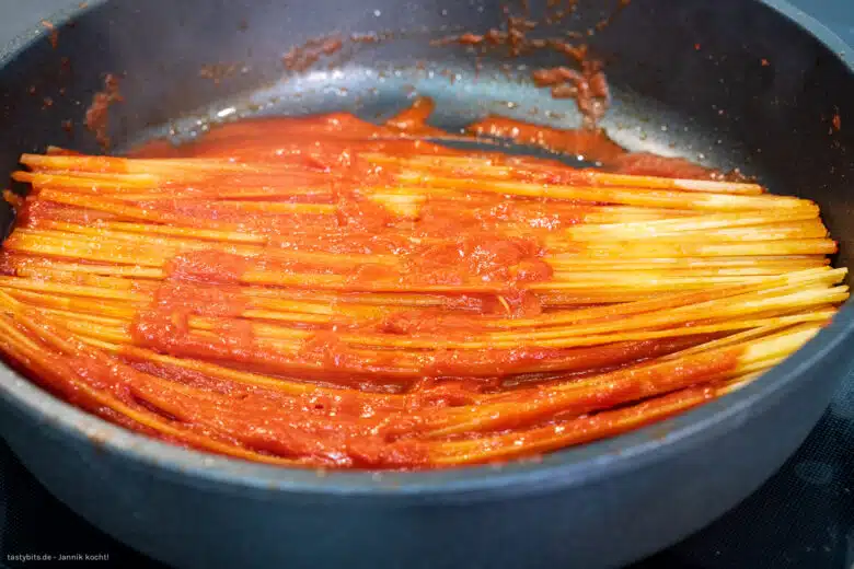 Spaghetti all'assassina in Tomatensauce kochen