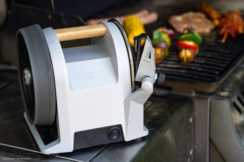 Tormek T-1 vor einem Grill