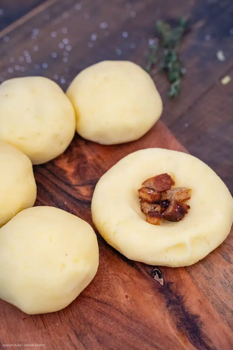 Kartoffelklöße mit knusprigem Brot füllen