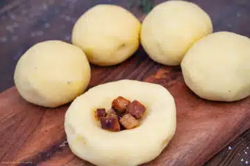 Kartoffelknödel mit Brot füllen