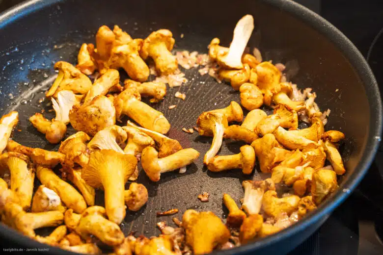 Pfifferlinge in der Pfanne braten