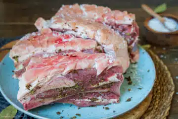 Schäufele mit Würzpaste einreiben