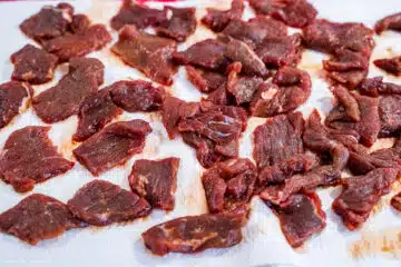 Beef Jerkey auf Küchenpapier abtropfen lassen