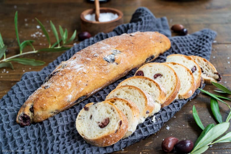 Selbst gebackenes Brot mit Oliven