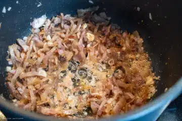 Speck und Zwiebeln für das Sauerkraut andünsten