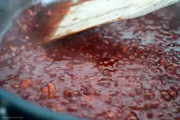 Tomatenmark und Rotwein einrühren