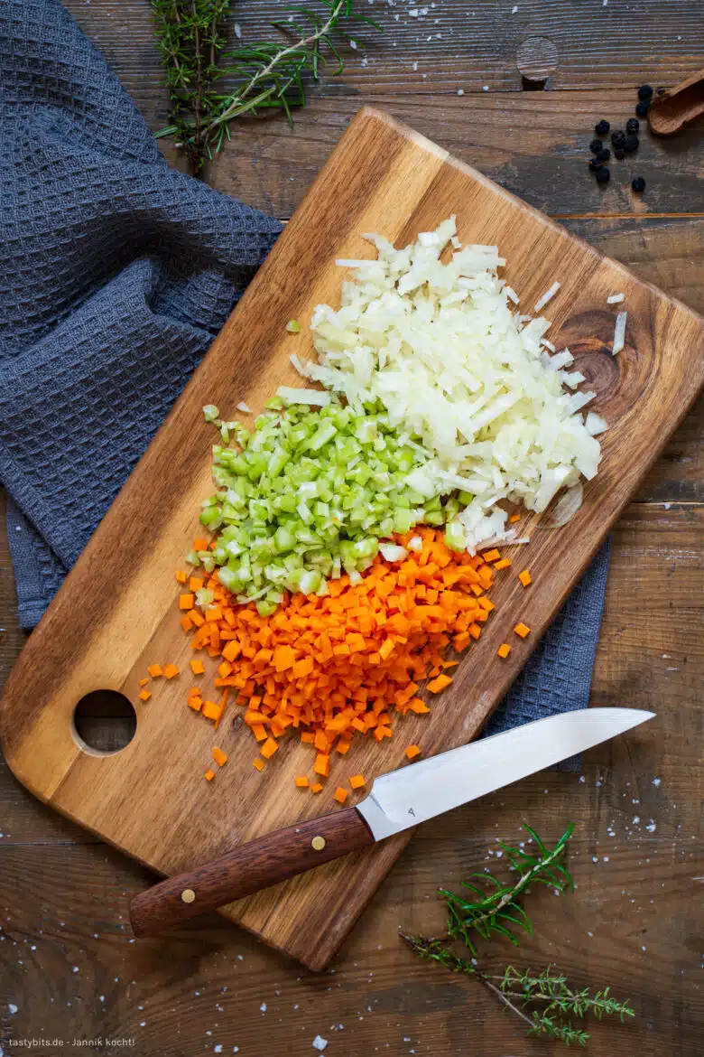 Zutaten für das Soffrito schneiden