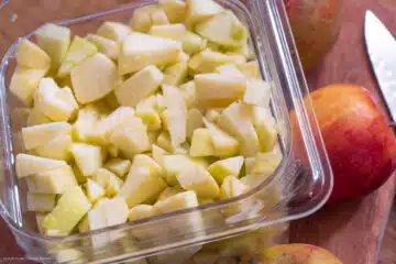 Äpfel für das Apfelmus schneiden