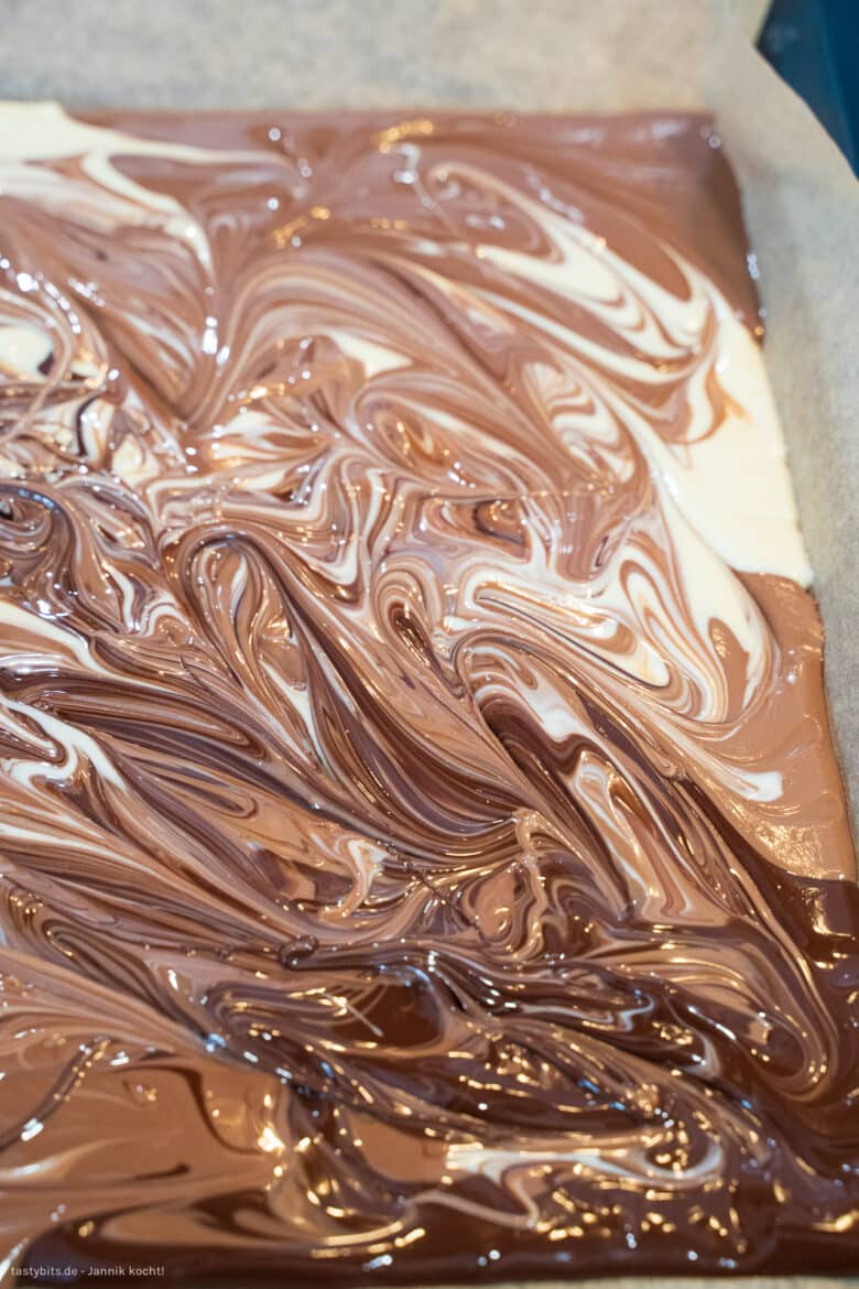 Muster in die Schokolade ziehen